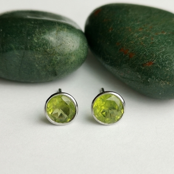 Peridot stud earrings In Sterling Silver 🆕 - Picture 1 of 5